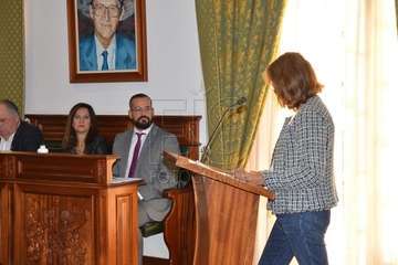  La profesora Celia Jiménez pone voz en el Pleno al manifiesto institucional contra la violencia machista (Foto TA)